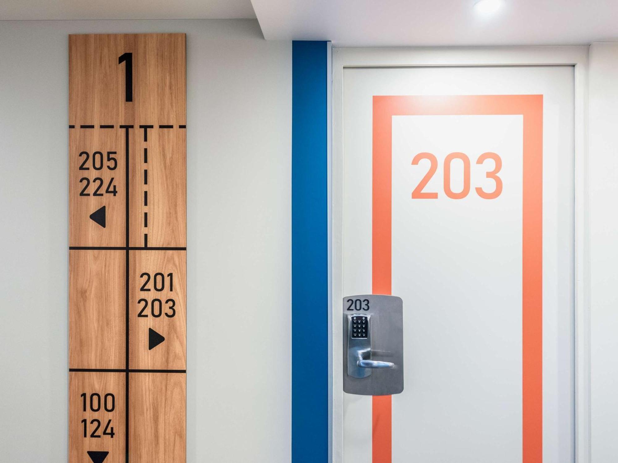 Ibis Budget Villefranche Limas ภายนอก รูปภาพ